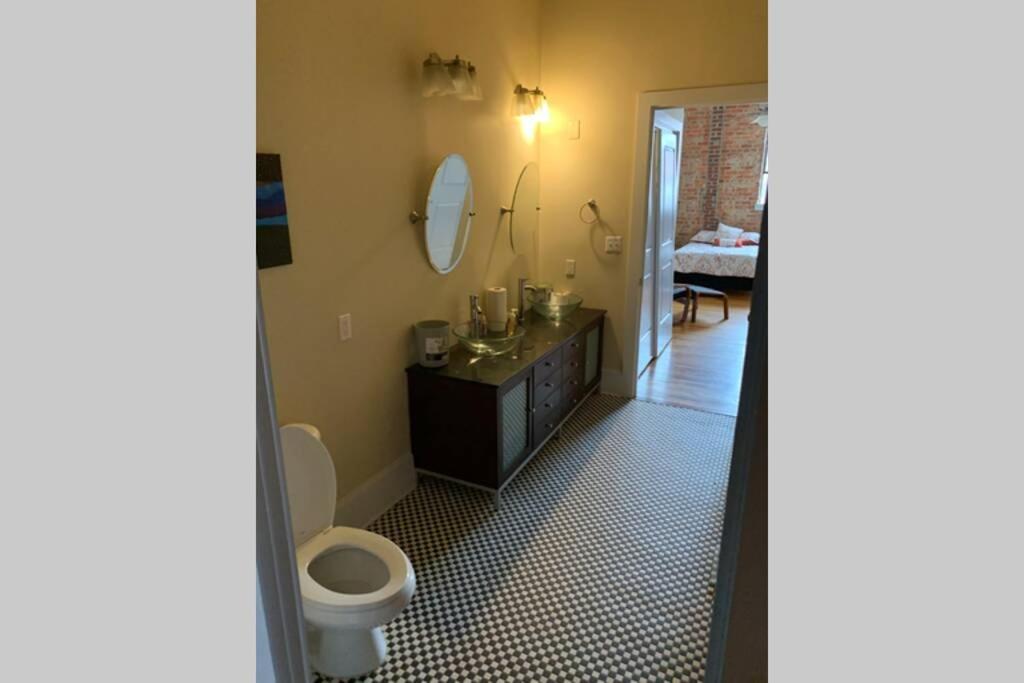 Comfy Loft Hideaway in the middle of Downtown - image 5