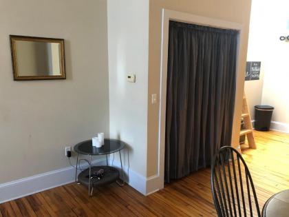 Comfy Loft Hideaway in the middle of Downtown - image 9