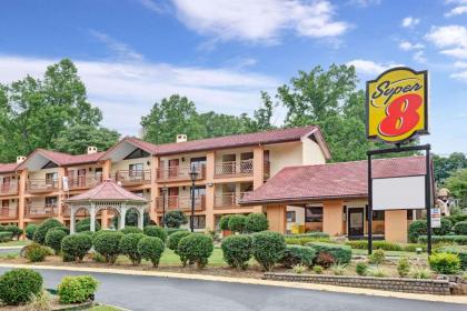 Super 8 by Wyndham Downtown Gatlinburg at Convention Center - image 1