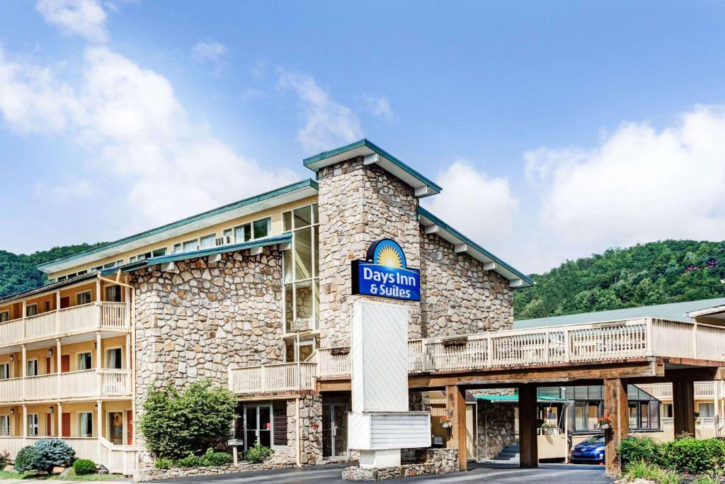 Days Inn & Suites by Wyndham Downtown Gatlinburg Parkway - image 2