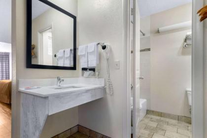 Econo Lodge Inn & Suites at the Convention Center - image 5