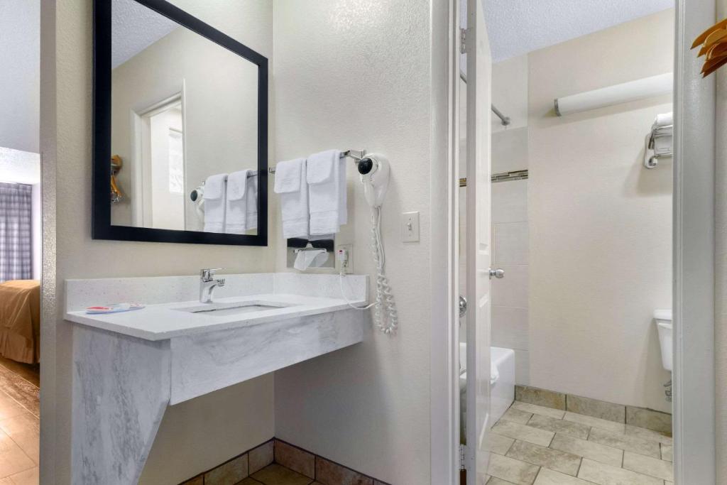 Econo Lodge Inn & Suites at the Convention Center - image 5