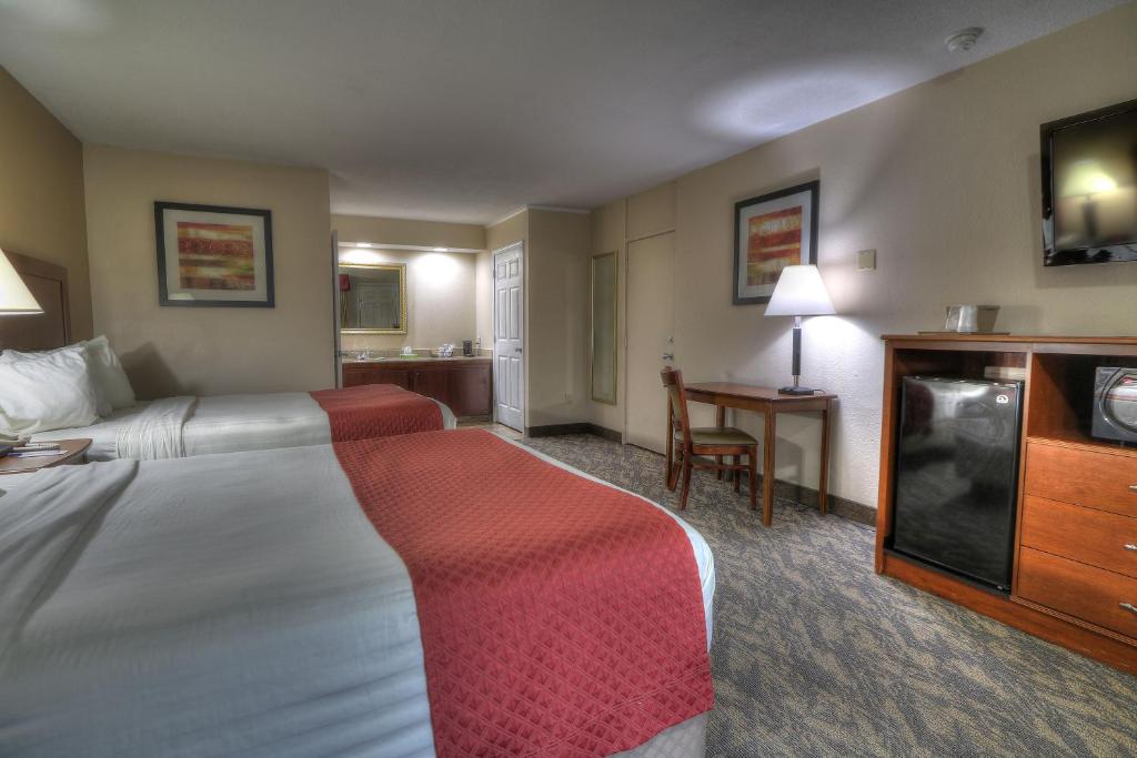 Crossroads Inn & Suites - image 2