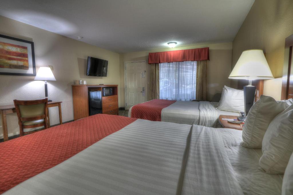 Crossroads Inn & Suites - image 3