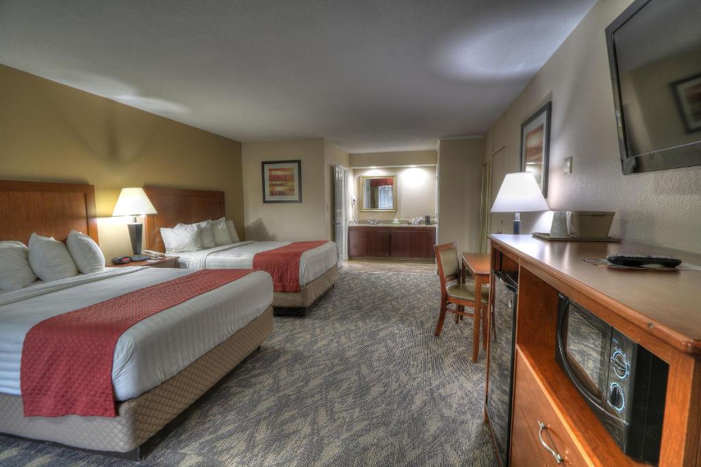 Crossroads Inn & Suites - image 4