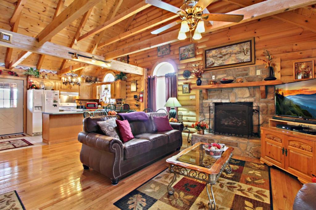 Alpine Ski Lodge 2 Bedrooms Sleeps 6 Near Ober Gatlinburg Hot Tub - main image