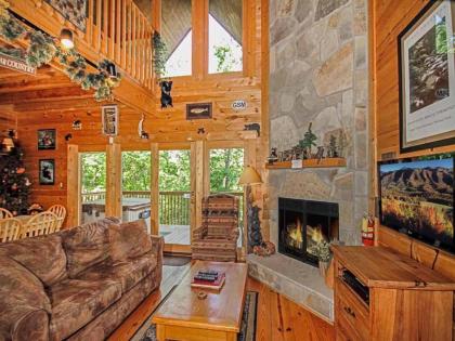 Bear Country Cabin 2 Bedrooms Sleeps 6 Private Foosball Hot tub Gatlinburg Tennessee