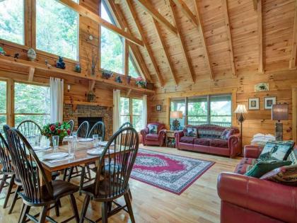 Cozy Bear Lodge 3 Bedrooms Sleeps 12 Near Downtown Private Hot tub Tennessee
