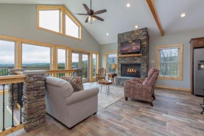 Hello Smokys 2 Bedrooms Sleeps 6 Hot tub Games Views Pool Access Gatlinburg