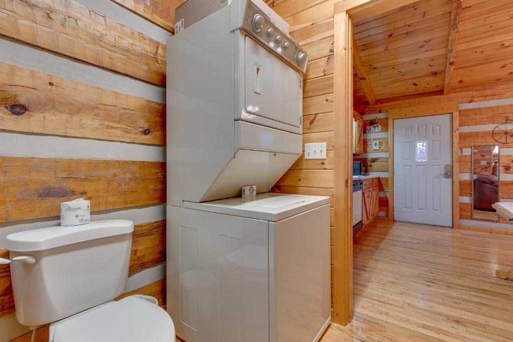 Mountain Splendor 1 Bedroom Grill Hot Tub Fireplace Sleeps 2 - image 2
