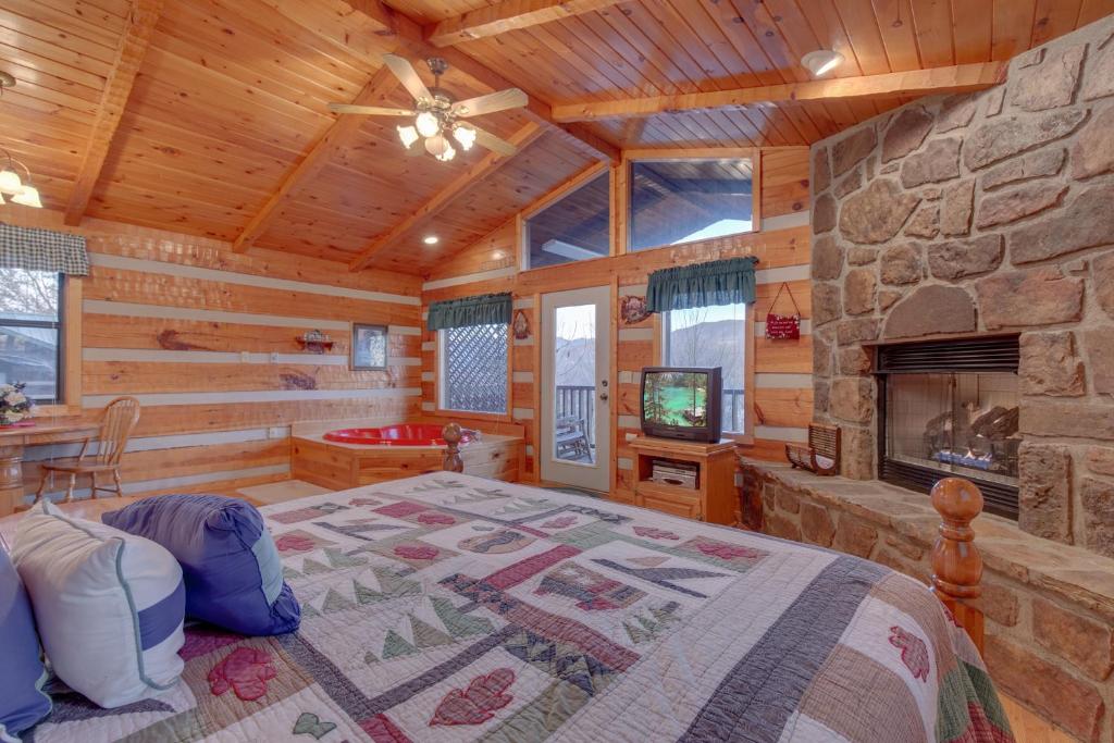 Mountain Splendor 1 Bedroom Grill Hot Tub Fireplace Sleeps 2 - image 4
