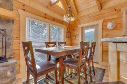 Lone Wolf Lodge 3 Bedrooms Mountain View Pool Access WiFi Sleeps 10 - image 5