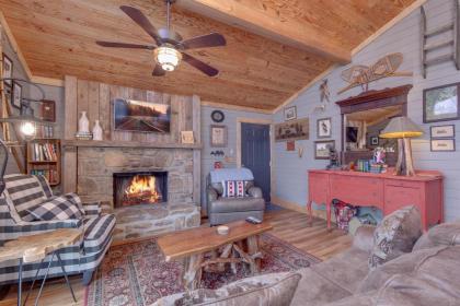 Swiss Bear Haus 4 Bedrooms Hot tub Pool Access Sleeps 12 Tennessee