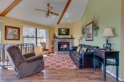 Smoky mountain Dreams 3 Bedrooms Pool Access Hot tub WiFi Sleeps 7 Tennessee