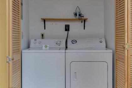 Smoky Mountain Dreams 3 Bedrooms Pool Access Hot Tub WiFi Sleeps 7 - image 2