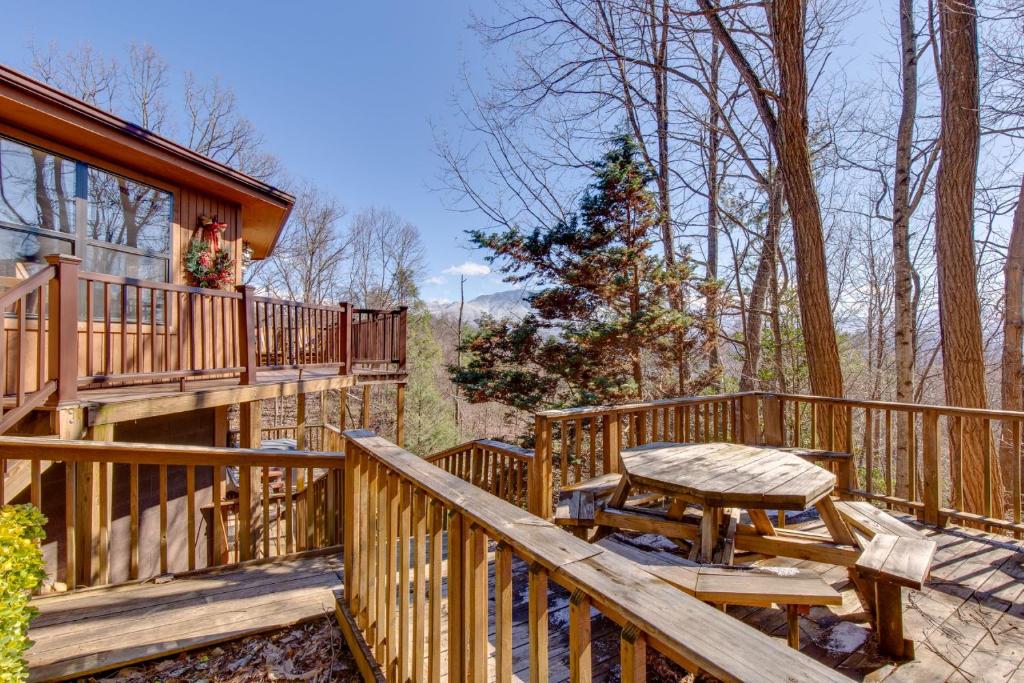Smoky Mountain Dreams 3 Bedrooms Pool Access Hot Tub WiFi Sleeps 7 - image 3