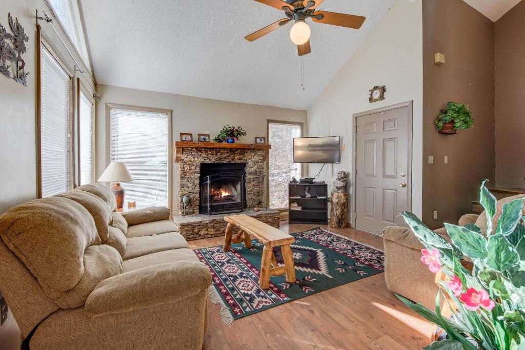 God's View 2 Bedrooms Pet Friendly Mountain View Hot Tub Sleeps 4 - main image