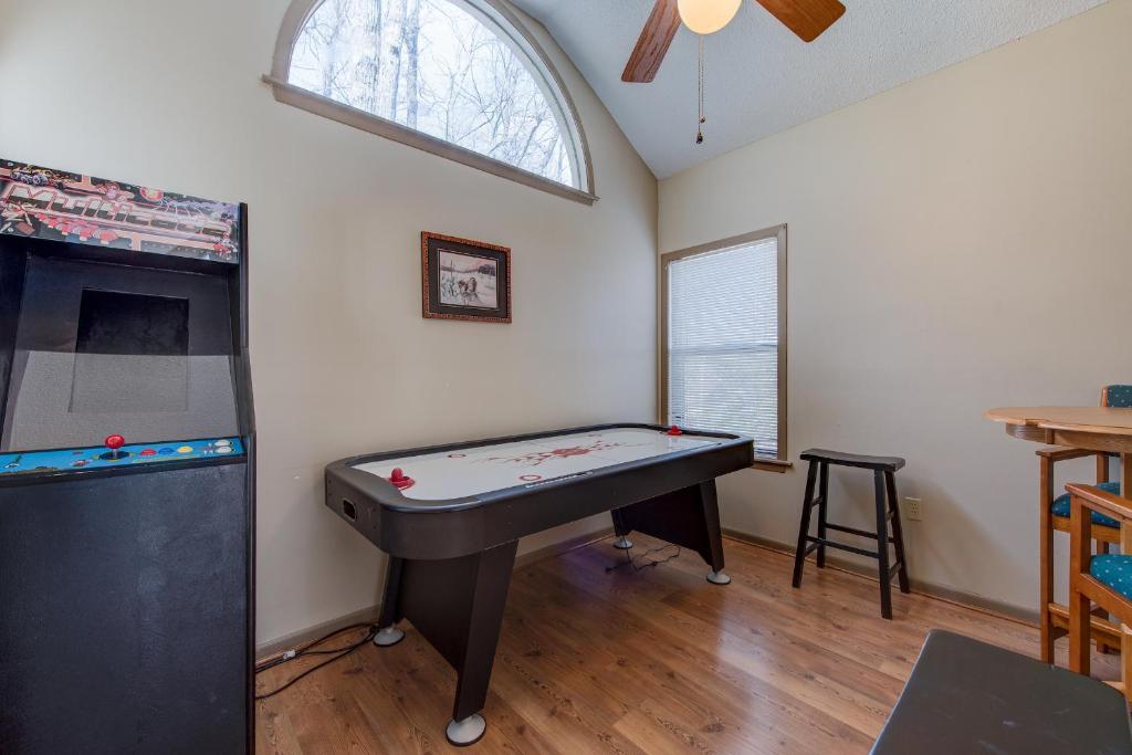 God's View 2 Bedrooms Pet Friendly Mountain View Hot Tub Sleeps 4 - image 3