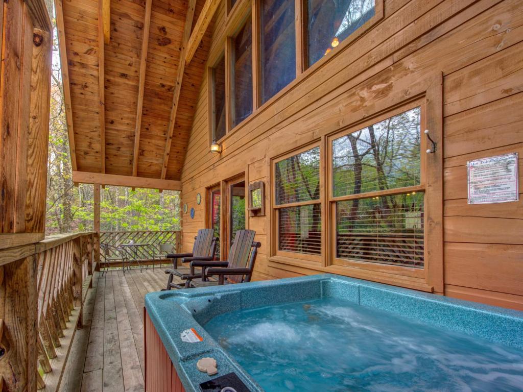 Above Ole Smoky’s Clouds 1 Bedroom Hot Tub WiFI Pets Sleeps 4 - main image