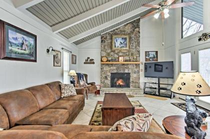 Gatlinburg Home with mtn Views and Hot tub 2mi to town