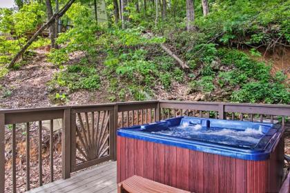 Retreat with Deck and Hot Tub 2 Mi to Dtwn Gatlinburg Tennessee