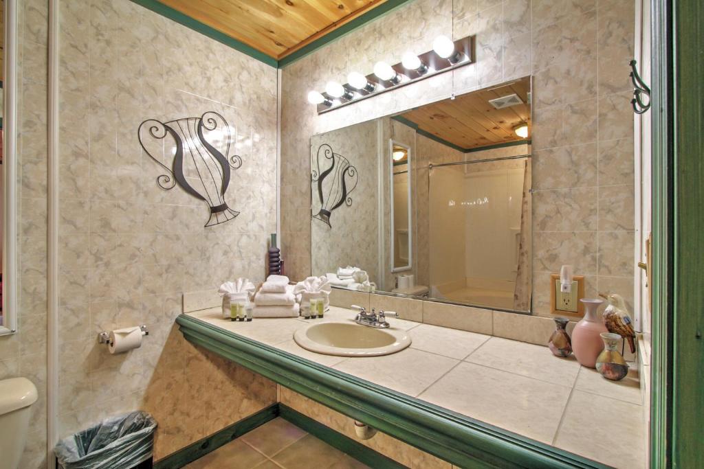 Quaint Home with Pool Access - 3 Miles to Downtown! - image 3