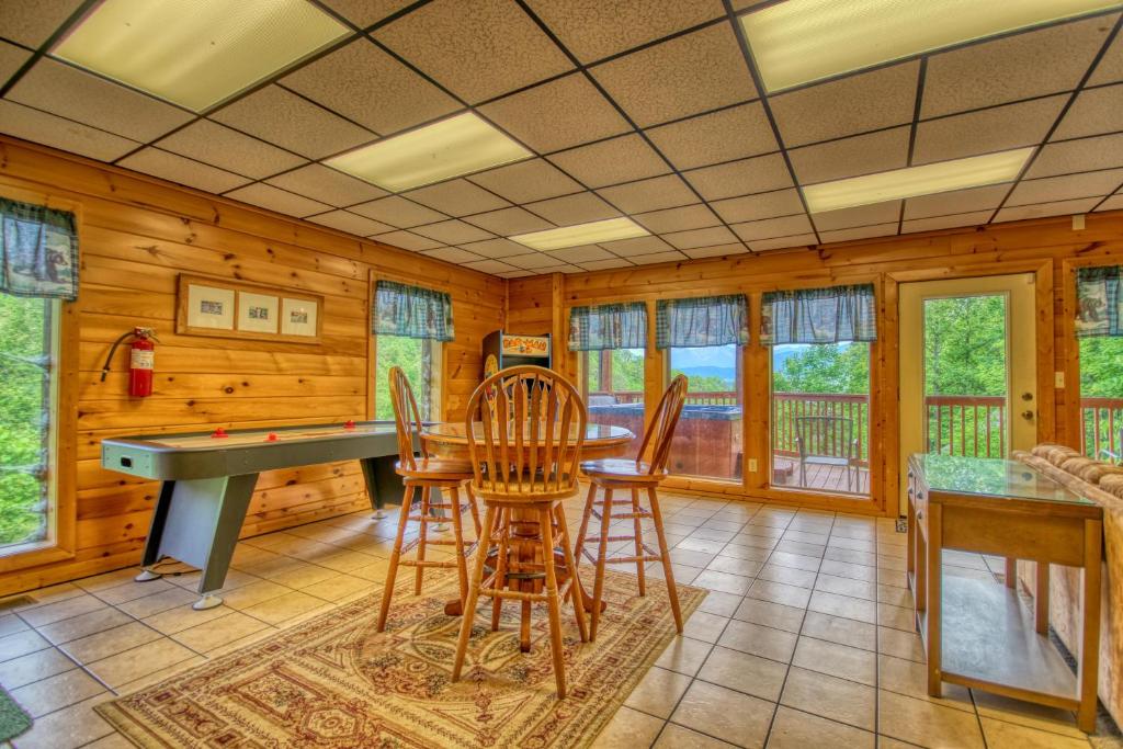 Redneck Ritz #724 by Aunt Bug's Cabin Rentals - image 3
