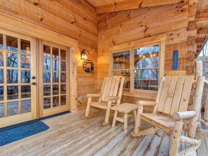 Cozy Cub Hideaway 2 BR Hot tub Pool Access Fireplace Sleeps 6