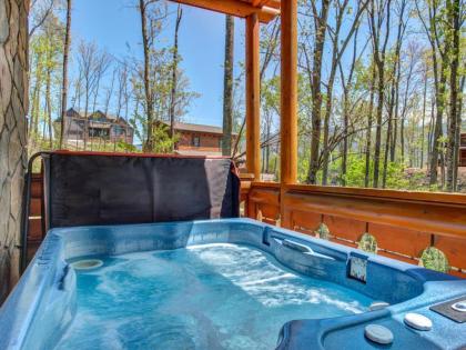 Hibernation Station 2 BR Pool Access Hot tub Fireplace Sleeps 4 Gatlinburg Tennessee