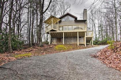 Cozy Gatlinburg Hideaway with Hot Tub and Air Hockey