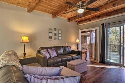 Updated Cobbly Nob Resort Home with Hot Tub! - image 8