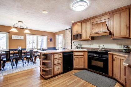 Bear View Chalet with hot tub and near Ober - image 10