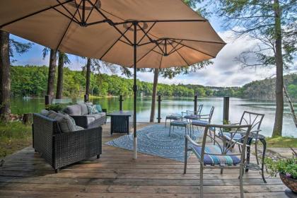 tranquil Lake Cottage with Hot tub Near Golf Michigan