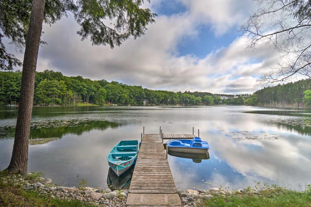 Tranquil Lake Cottage with Hot Tub Near Golf! - image 2