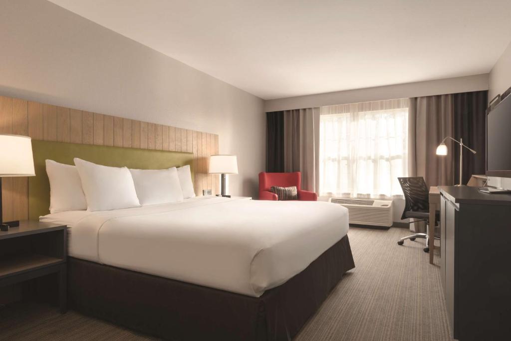 Country Inn & Suites by Radisson Germantown WI - image 7