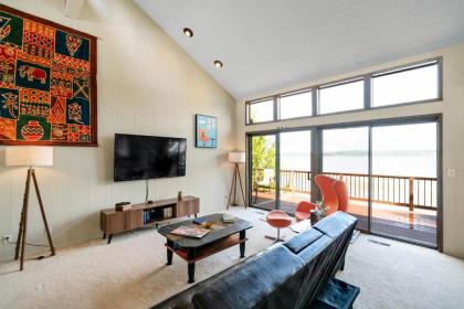 Pacific NW Mid-Century Modern Waterfront Gem Located on Raft Island home