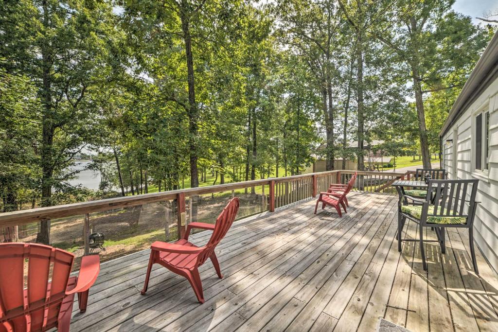 Family Home with Deck on Kentucky Lake! - image 3