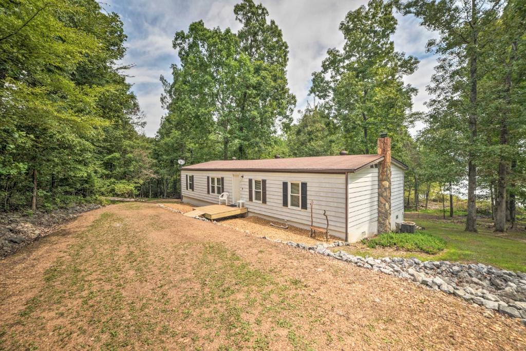 Family Home with Deck on Kentucky Lake! - image 7