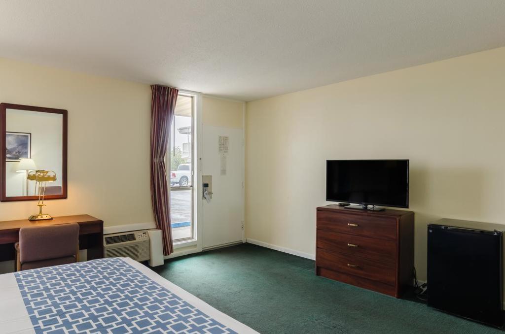 Alamo Inn & Suites - image 3