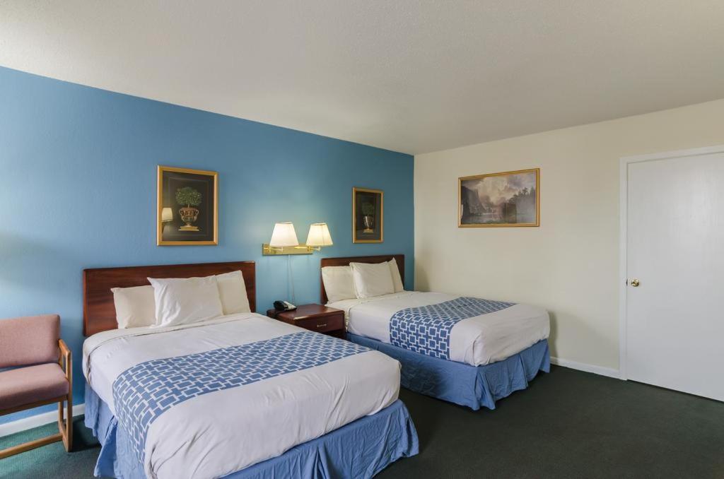 Alamo Inn & Suites - image 4