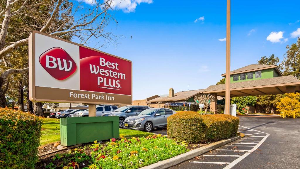 Best Western Plus Forest Park Inn - main image