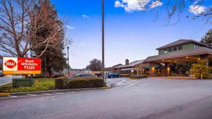 Best Western Plus Forest Park Inn - image 10