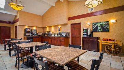 Best Western Plus Forest Park Inn - image 15