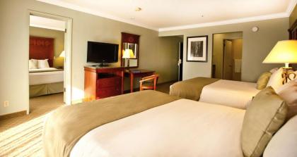 Best Western Plus Forest Park Inn - image 3