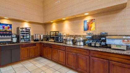Best Western Plus Forest Park Inn - image 9