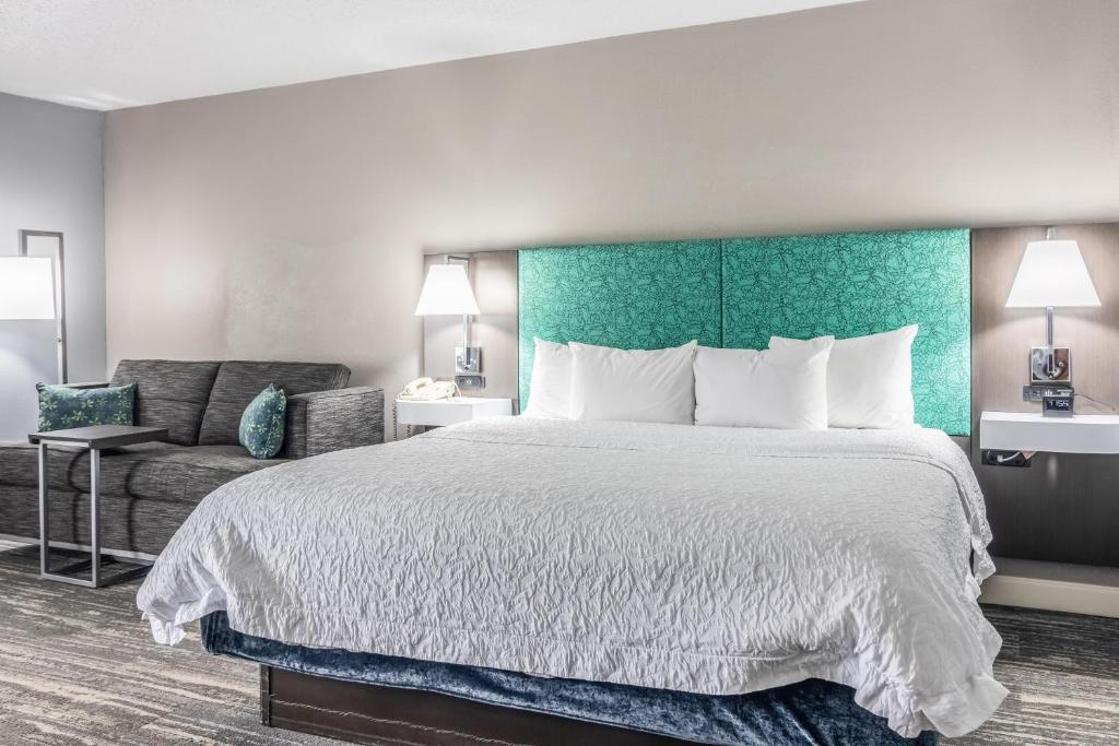 Hampton Inn Youngstown-North - main image