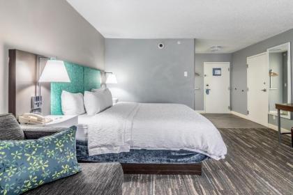 Hampton Inn Youngstown-North - image 11