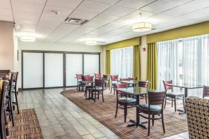 Hampton Inn Youngstown-North - image 13
