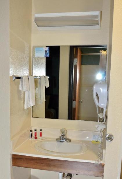 Days Inn by Wyndham Glasgow - image 8
