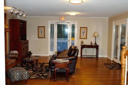 Four Seasons Country Inn - image 2